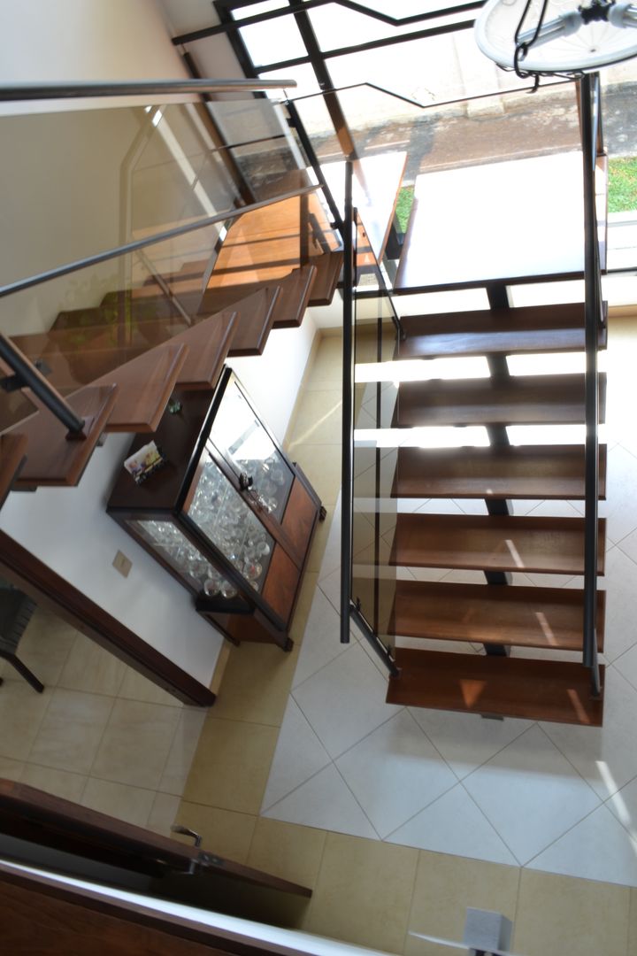 Casa Curitibana, Flávia Kloss Arquitetura de Interiores Flávia Kloss Arquitetura de Interiores Modern Corridor, Hallway and Staircase Wood Wood effect