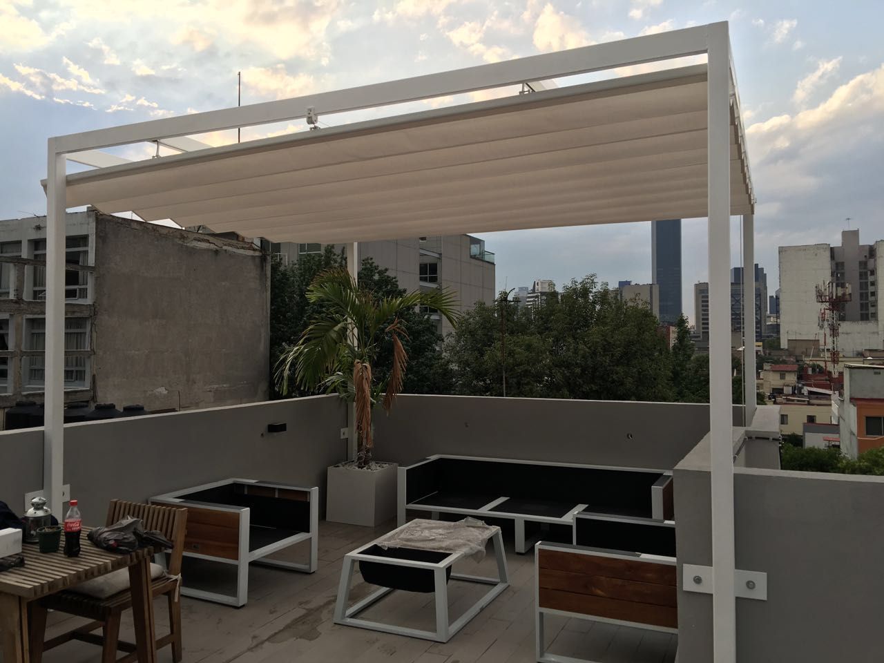 Toldo plegable para pérgola. Colónia Roma., Materia Viva S.A. de C.V. Materia Viva S.A. de C.V. 모던스타일 발코니, 베란다 & 테라스