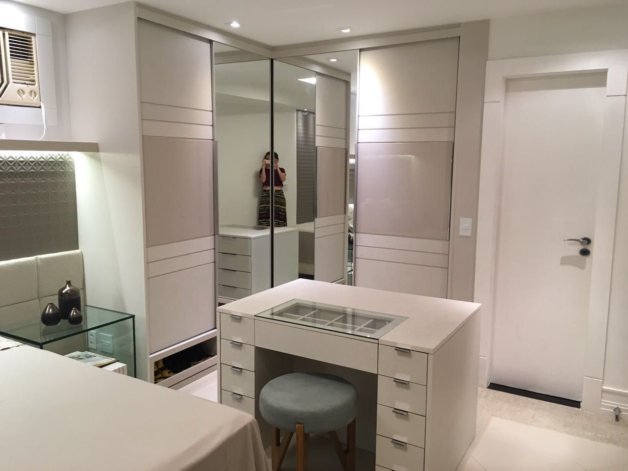 Quarto + closet na Praia da Costa, NW Arquitetura NW Arquitetura モダンデザインの ドレッシングルーム