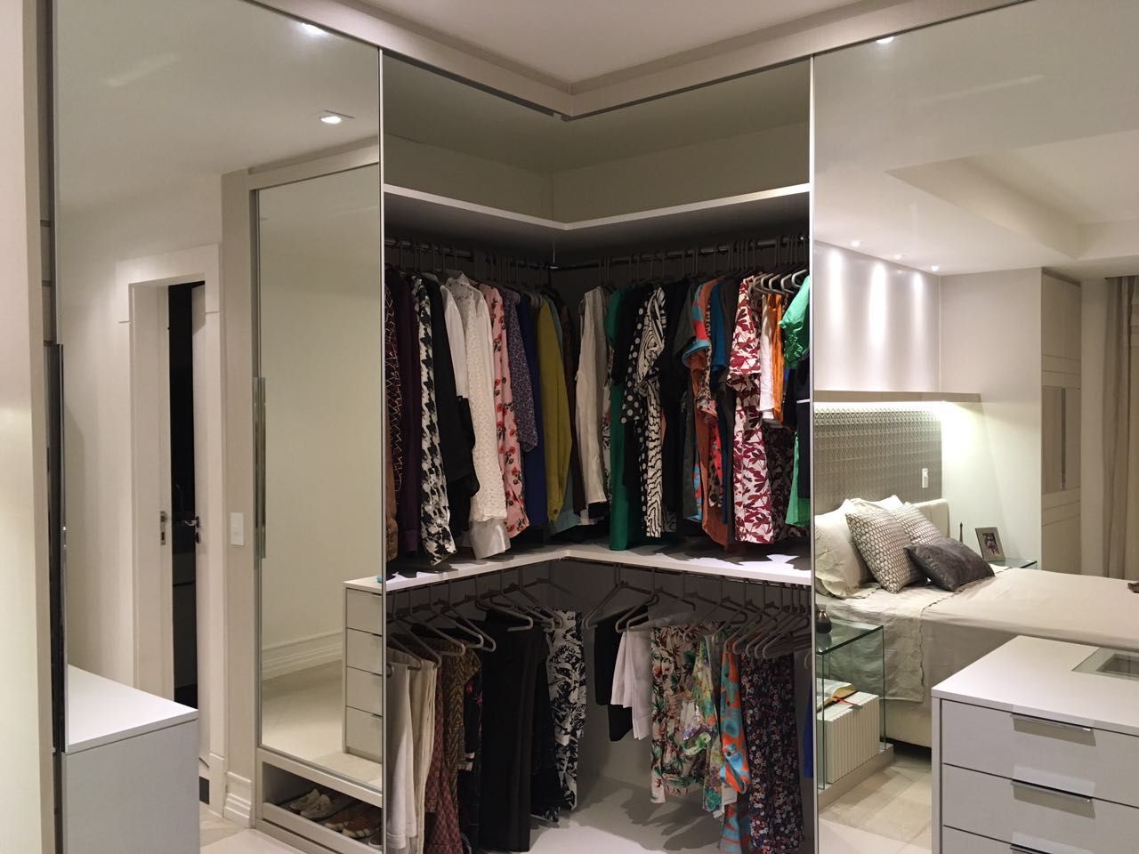 Quarto + closet na Praia da Costa, NW Arquitetura NW Arquitetura غرفة الملابس