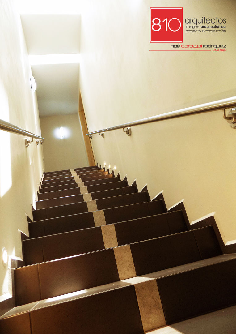 Casa Habitación. de León Martínez , 810 Arquitectos 810 Arquitectos Modern corridor, hallway & stairs