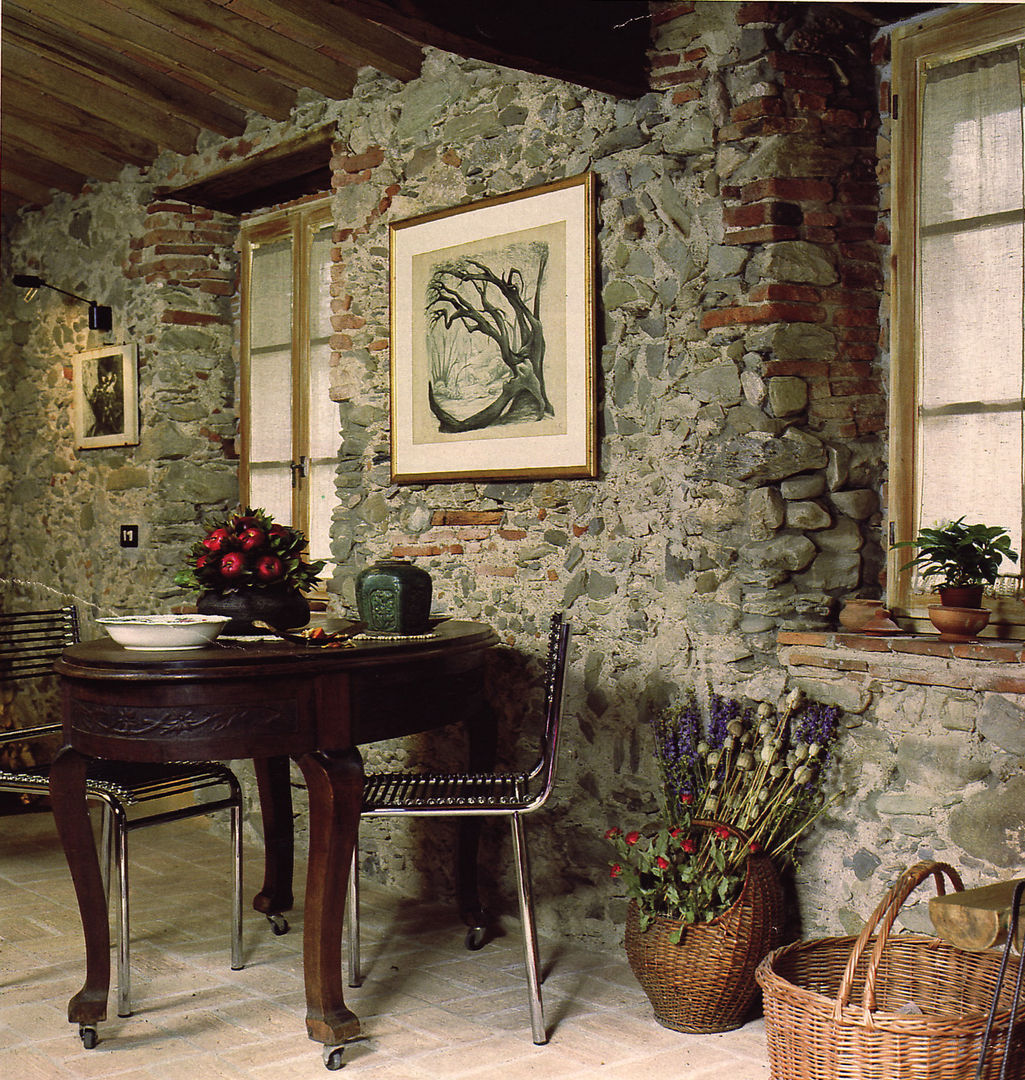 Casa in borgo antico, Studio Ad.G.G. Studio Ad.G.G. Sala da pranzo in stile rustico Fiore,Pianta,Proprietà,Mobilia,Tavolo,Finestra,Vaso di fiori,Edificio,Pianta della casa,Di legno