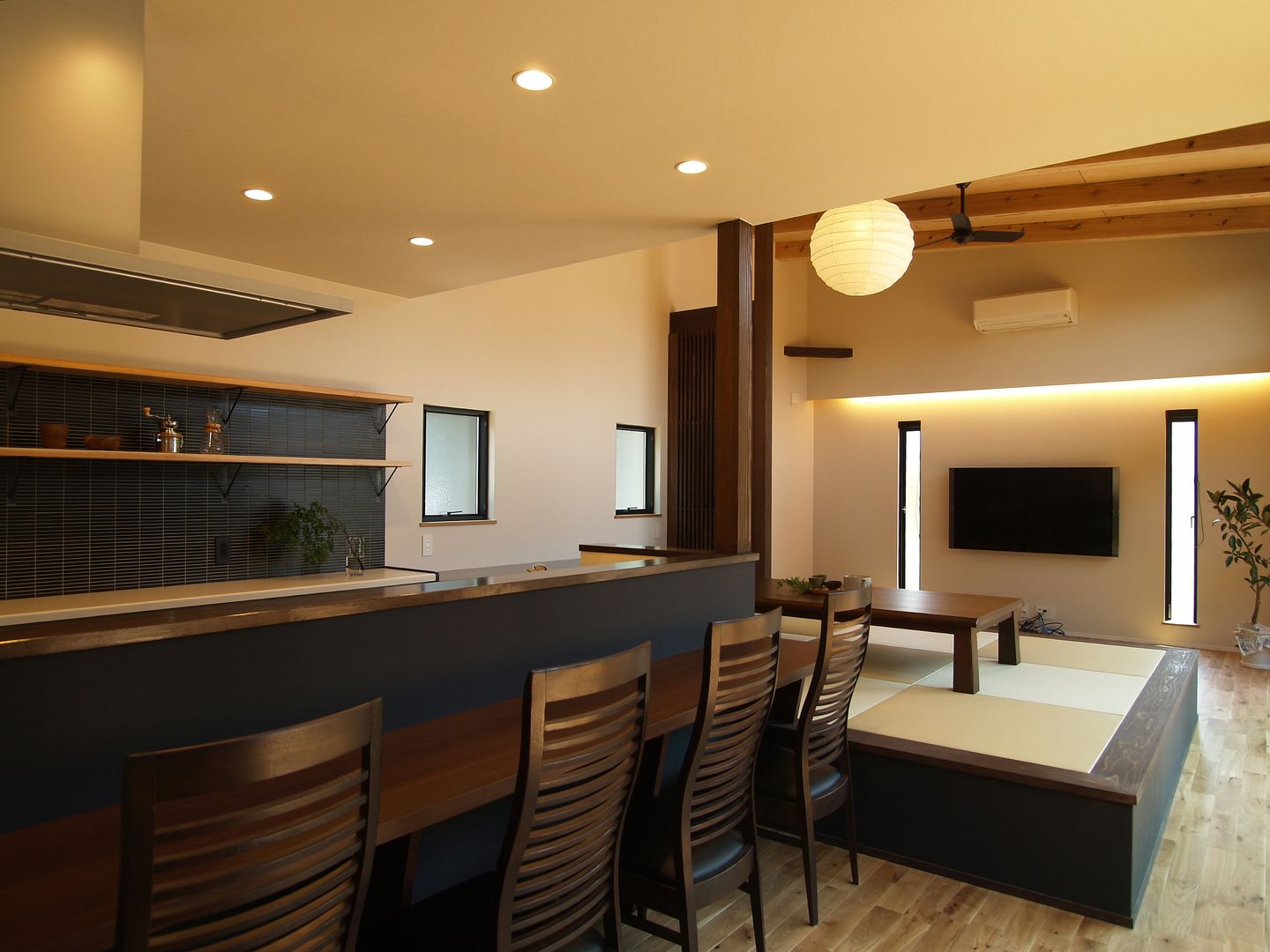 庵川の家, ａｉ建築アトリエ ａｉ建築アトリエ Eclectic style dining room
