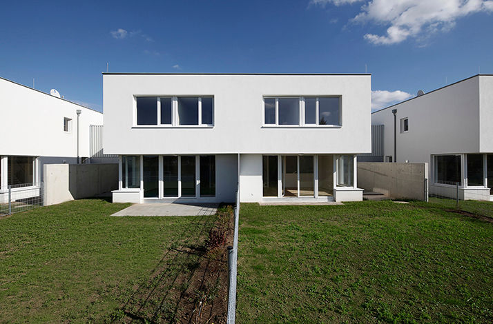 Reihenhausanlage Zistersdorf, illichmann-architecture illichmann-architecture บ้านและที่อยู่อาศัย