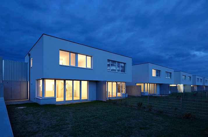 Reihenhausanlage Zistersdorf, illichmann-architecture illichmann-architecture Modern home