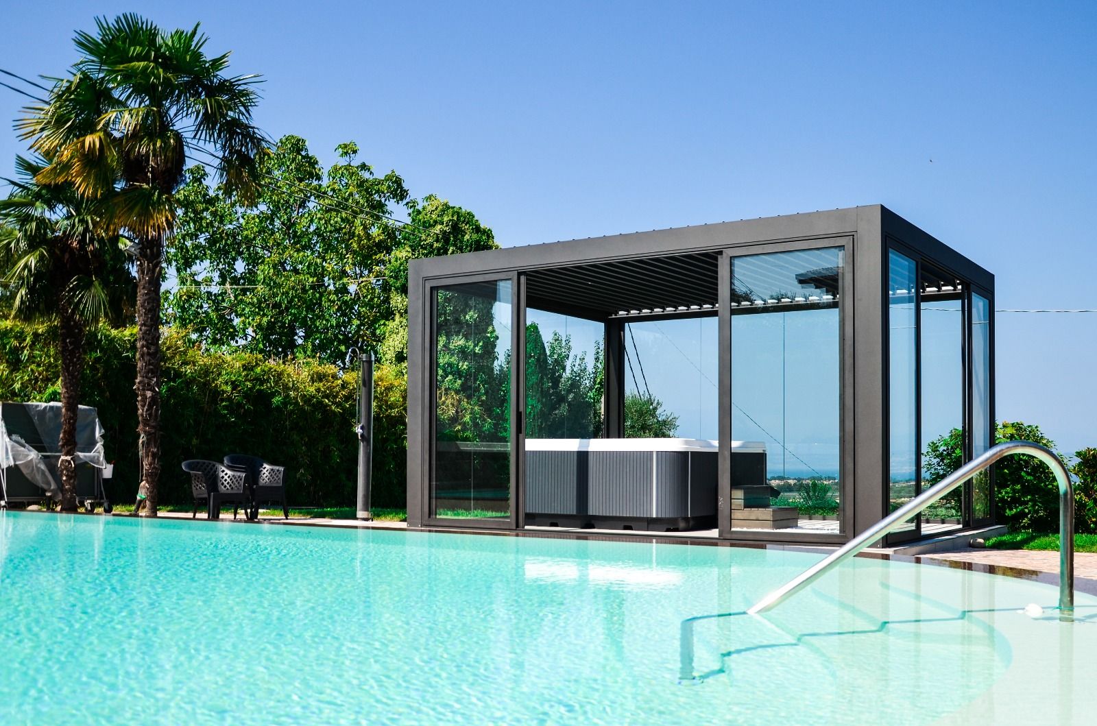 Come portare una spa con veranda in giardino ., Aquazzura Piscine Aquazzura Piscine Jardines de estilo moderno
