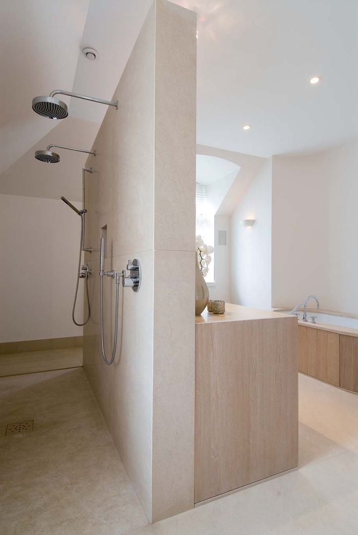 badkamer met warme uitstraling, met hout en natuursteen kb ontwerpbureau bvba Moderne badkamers Zandsteen natuursteen,inloopdouche,badkamer,warm,hout,zandsteen