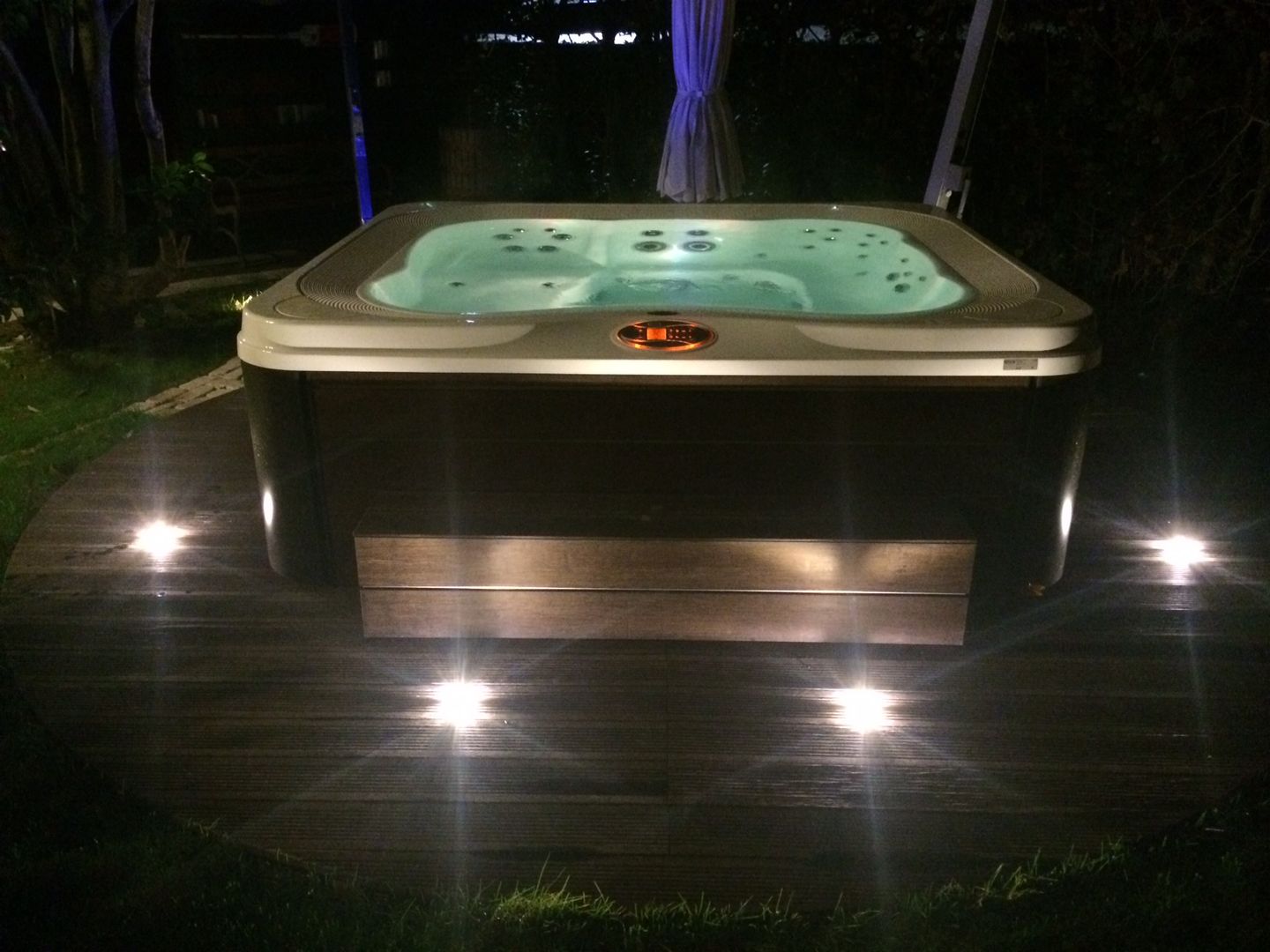 La cromoterapia in giardino con Jacuzzi Profile , Aquazzura Piscine Aquazzura Piscine Сад