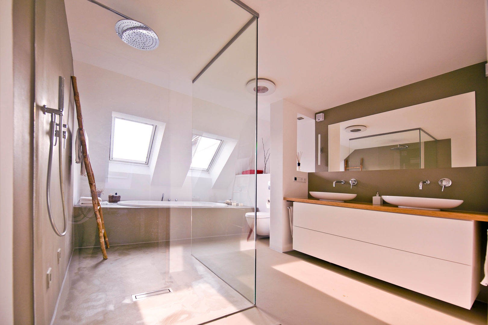 Modernes Badezimmer Mit Holzwänden Und Betonboden, Waschbecken