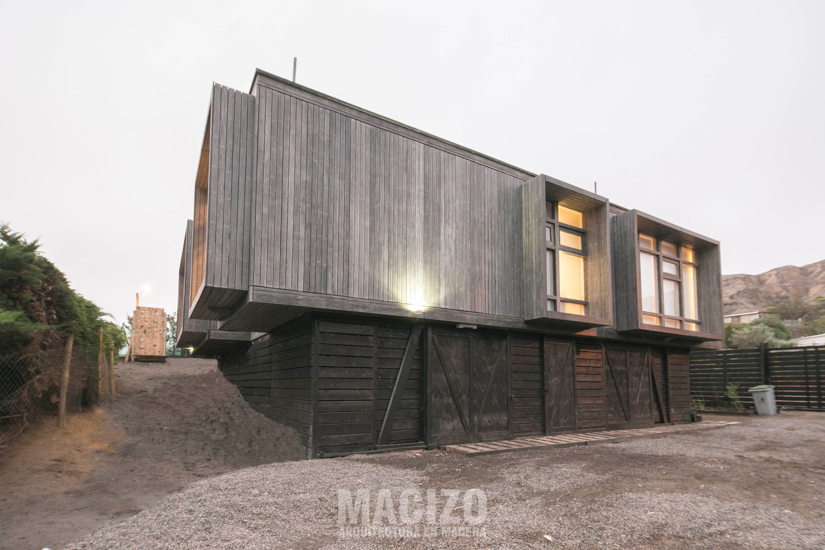 Fachada Sur MACIZO, ARQUITECTURA EN MADERA Casas de madera Madera Acabado en madera casa,fachada sur,casa de madera,madera,matanzas,playa