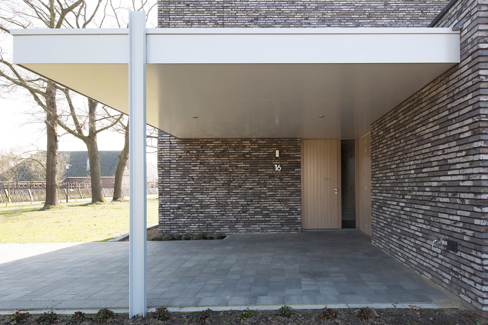 Energiepositieve woning, Joris Verhoeven Architectuur Joris Verhoeven Architectuur Minimalist garage/shed