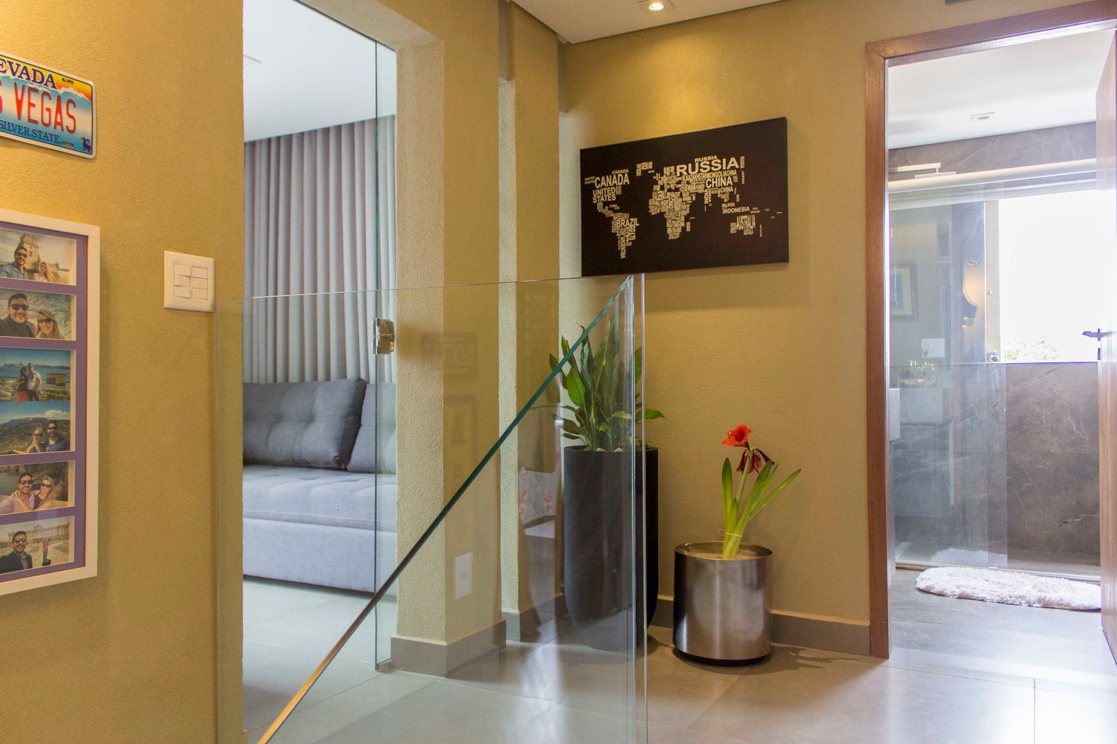 homify Modern Corridor, Hallway and Staircase Glass