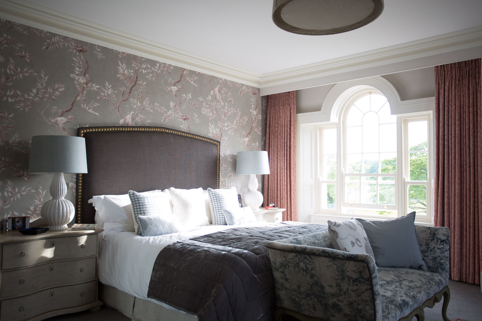 Mixing the Old and New: Irish Manor House , Thompson Clarke Thompson Clarke Klassische Schlafzimmer