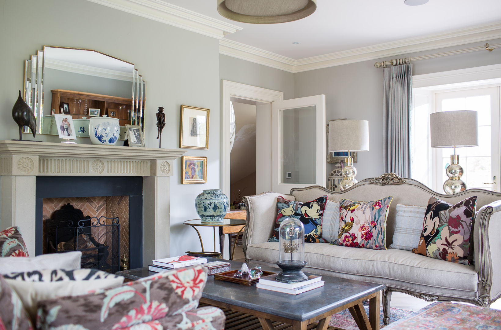 Mixing the Old and New: Irish Manor House , Thompson Clarke Thompson Clarke Klassische Wohnzimmer