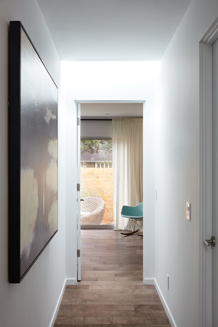 San Carlos Midcentury Modern Remodel, Klopf Architecture Klopf Architecture Modern corridor, hallway & stairs