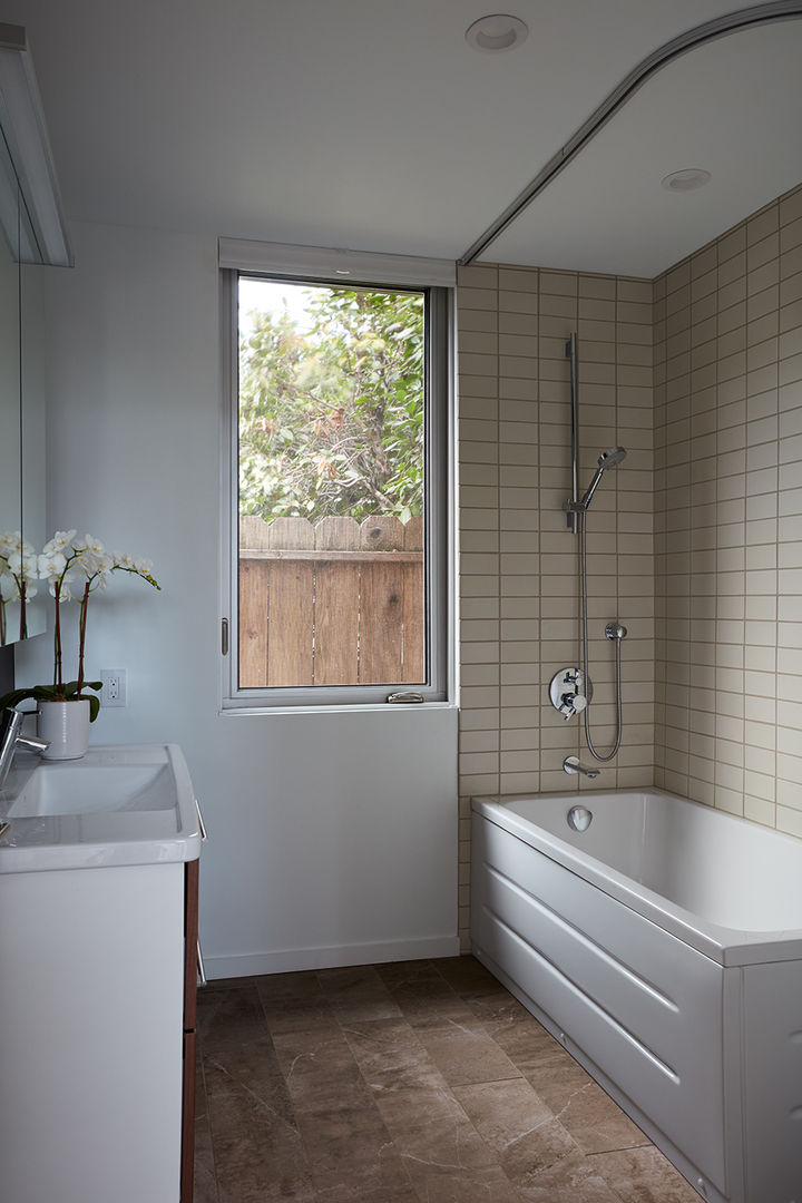 San Carlos Midcentury Modern Remodel, Klopf Architecture Klopf Architecture Modern style bathrooms