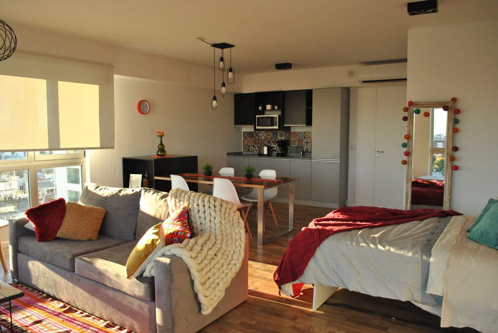 Living MinBai Dormitorios modernos: Ideas, imágenes y decoración Madera Blanco Camas y cabeceras