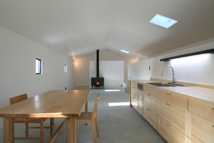 吉根の家, TOMOAKI UNO ARCHITECTS TOMOAKI UNO ARCHITECTS ミニマルデザインの ダイニング 木 木目調 家具,建物,財産,キャビネット,テーブル,椅子,タップ,シンク,カウンタートップ,台所の流し