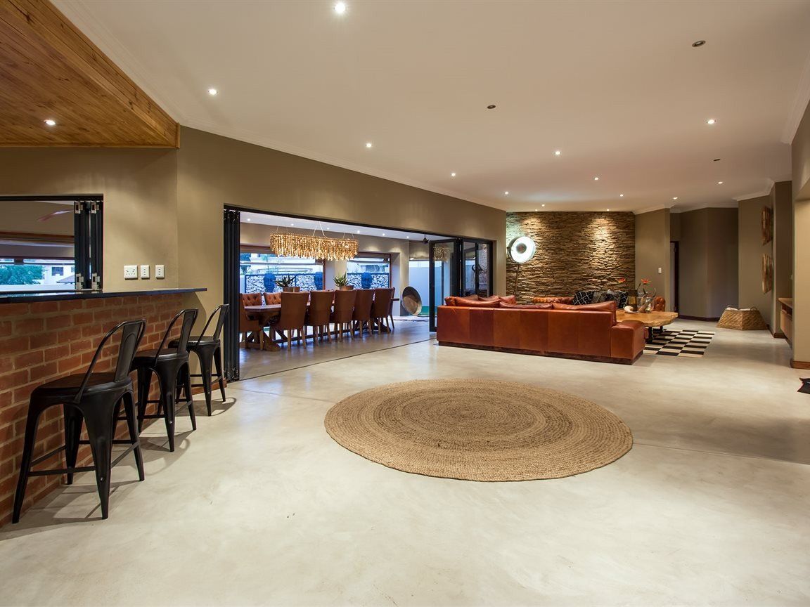 Una casa con una entrada impresionante y un interior lleno de ideas ...