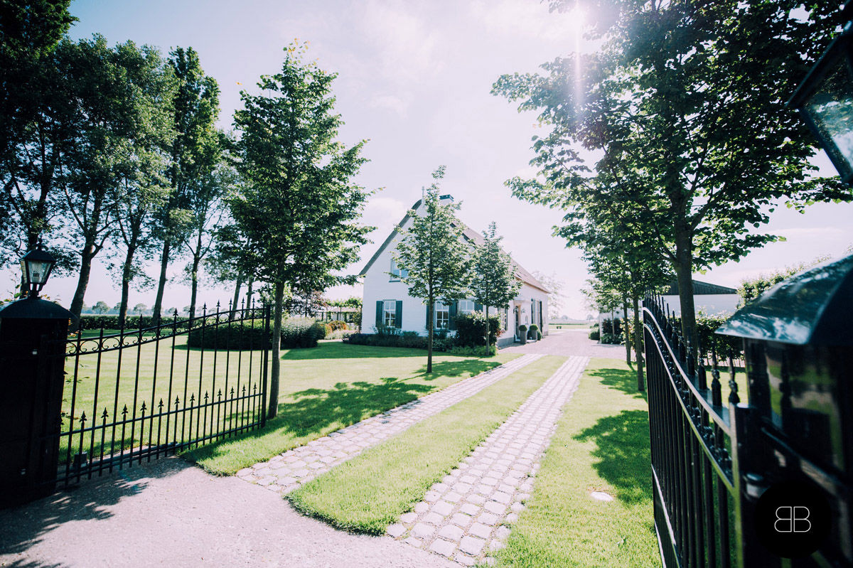 Landelijke tuin bij gerenoveerde boerderij, Buro Buitenom exterieurontwerpers Buro Buitenom exterieurontwerpers Wiejski ogród