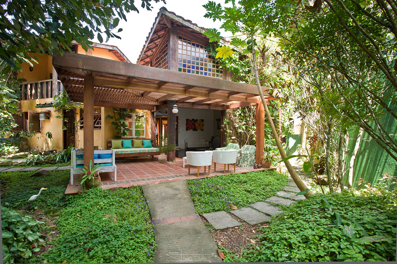 Casa Camburi, SET Arquitetura e Construções SET Arquitetura e Construções Casas tropicais vitral,Casa de praia,casa de tijolo,jardinagem,pergolado,piso,piso de cimento,piso de mármore,piso do banheiro,piso de madeira