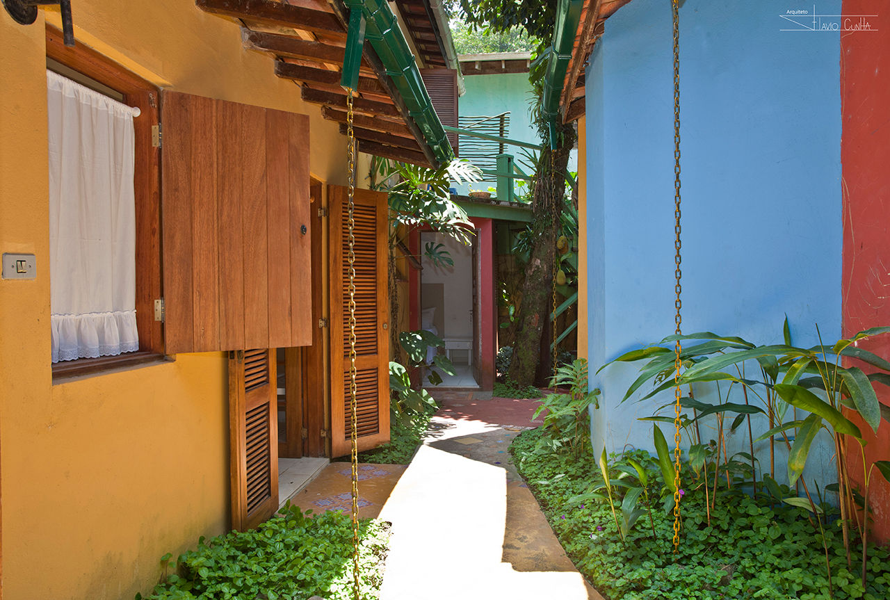 Casa Camburi, SET Arquitetura e Construções SET Arquitetura e Construções Tropical style corridor, hallway & stairs