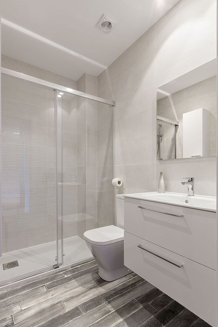 Reforma integral de una vivienda, Basoa Decoración Basoa Decoración Baños de estilo moderno Espejo,Arreglo de tubería,Mueble de baño,Hundir,Grifo,Propiedad,Alcachofa de la ducha,Edificio,Cuarto de baño,Lavabo del baño