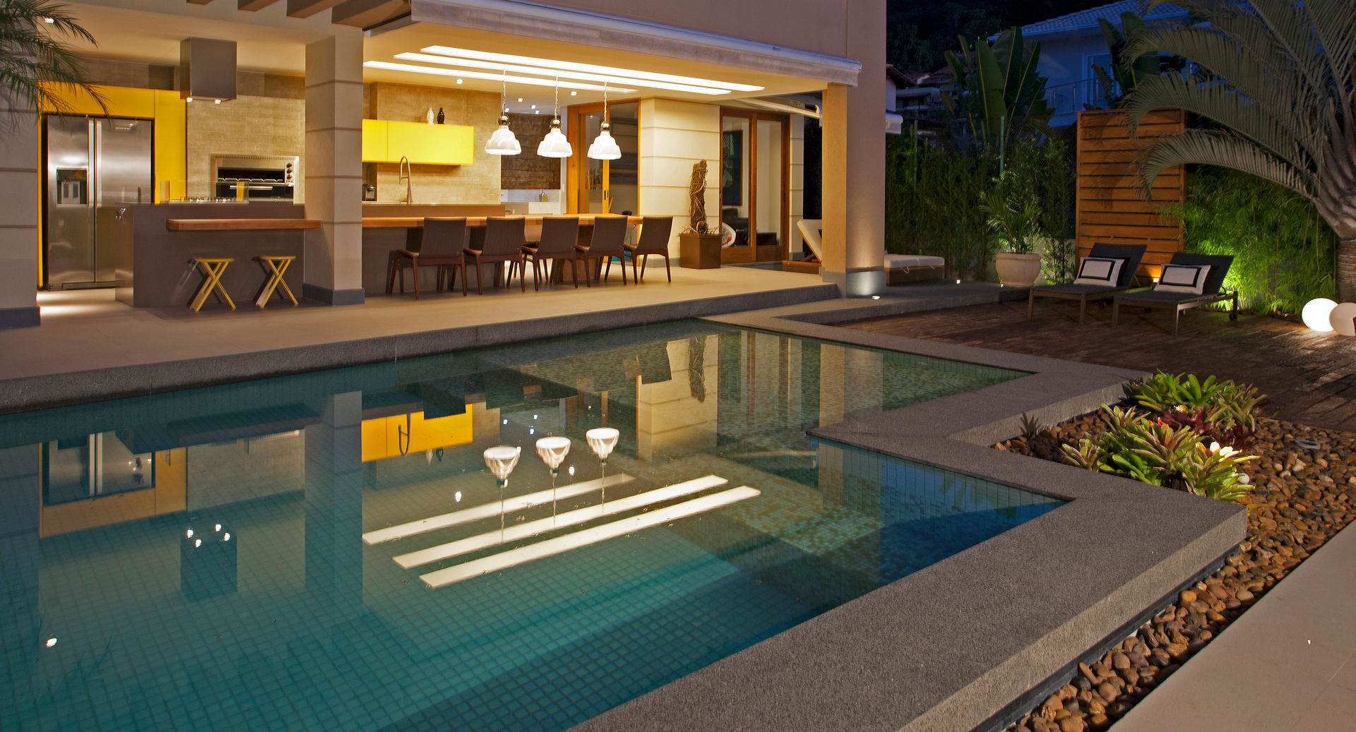 UBHOUSE - Paula Martins, PAULA MARTINS ARQUITETURA, INTERIORES E DETALHAMENTO PAULA MARTINS ARQUITETURA, INTERIORES E DETALHAMENTO Moderne Pools