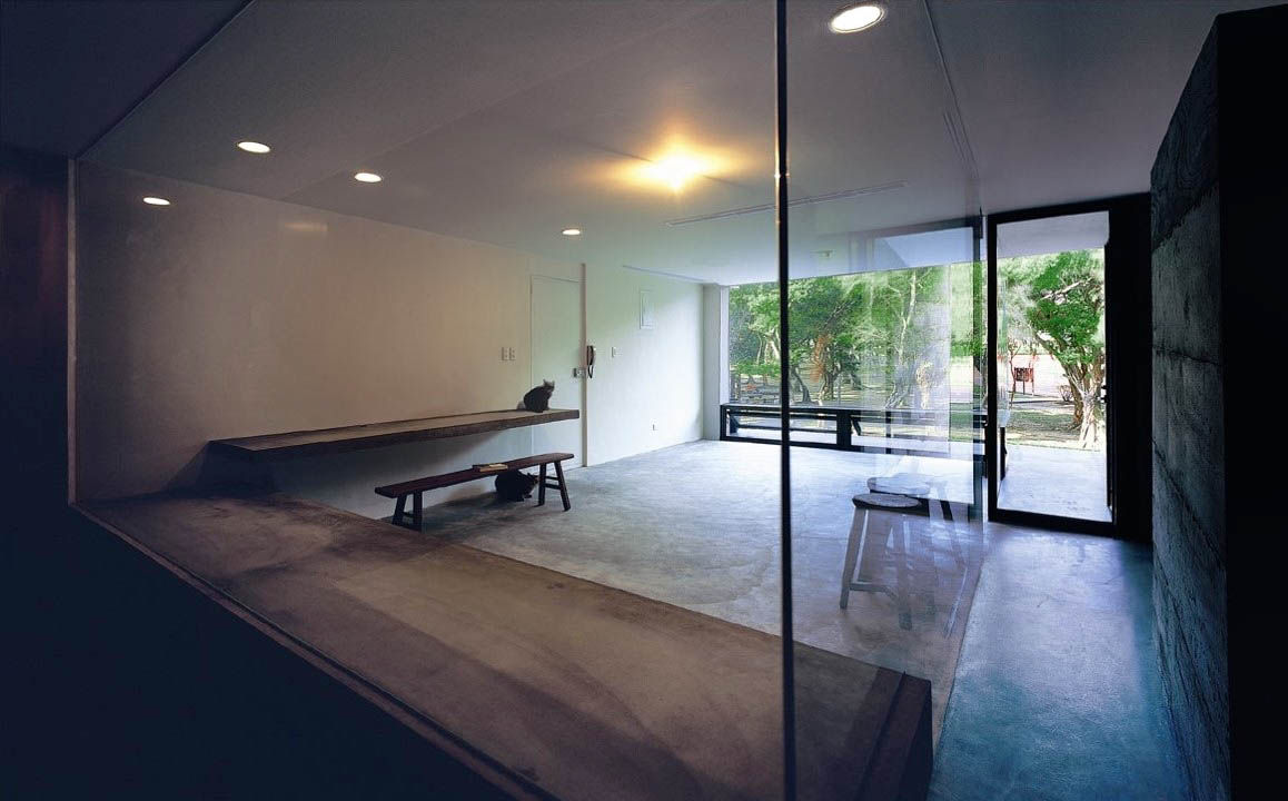 西側以三面全玻璃為工作室隔間，既界定範圍也解放了視野 本晴設計 書房/辦公室