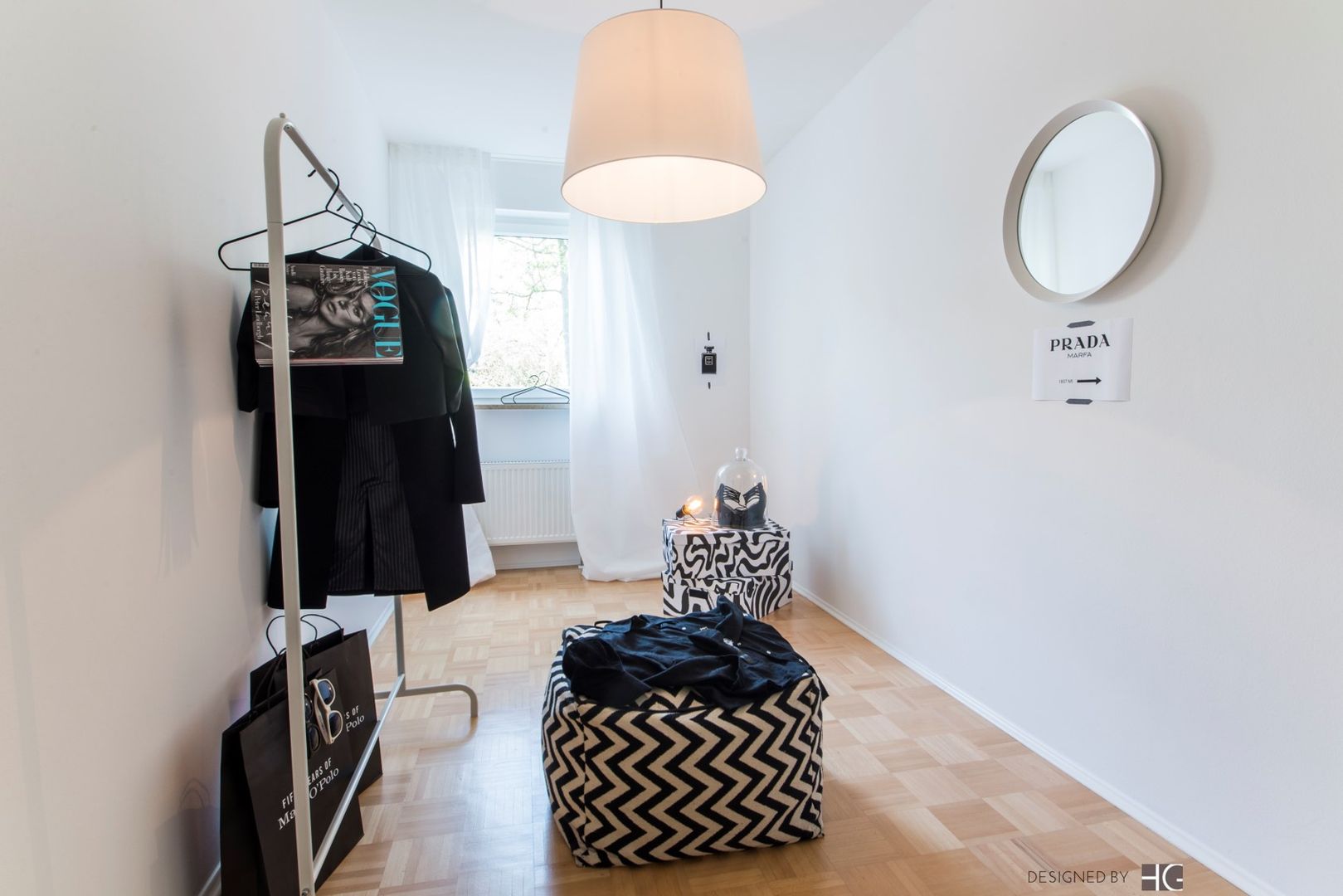 home staging Projekt - vorwiegend Schwarz/weiß Gestaltung - Eigentumswohnung, Münchner home staging AGENTUR GESCHKA Münchner home staging AGENTUR GESCHKA ห้องแต่งตัว