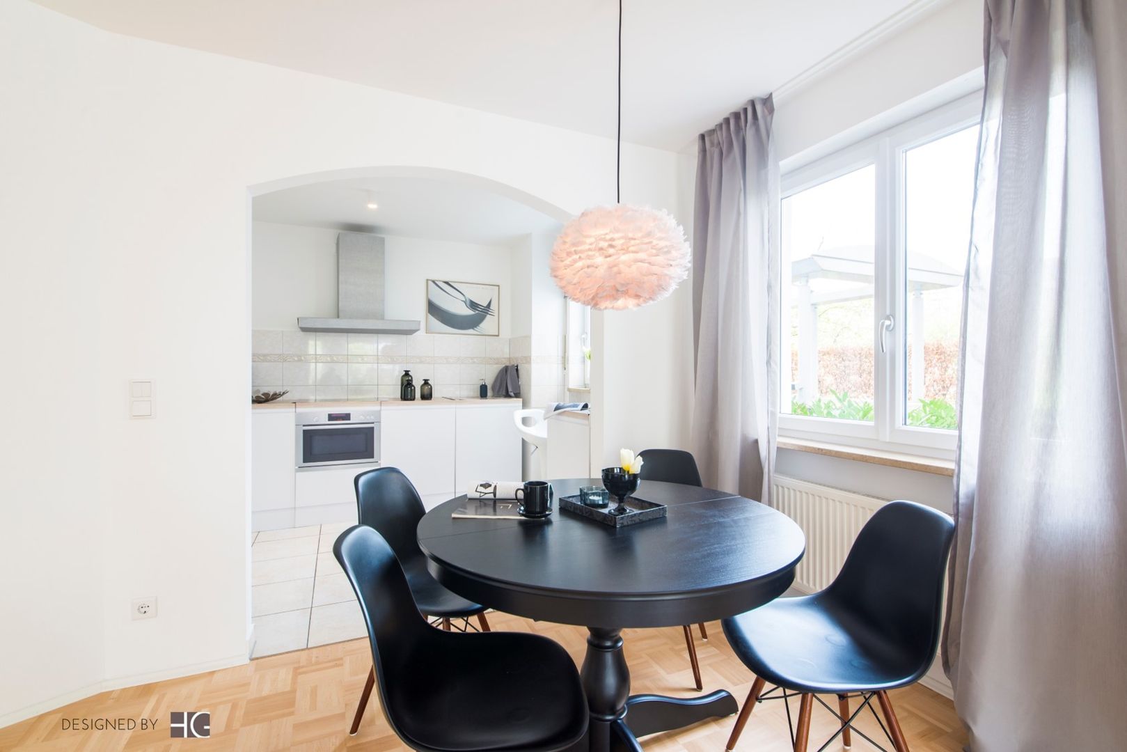 home staging Projekt - vorwiegend Schwarz/weiß Gestaltung - Eigentumswohnung, Münchner home staging AGENTUR GESCHKA Münchner home staging AGENTUR GESCHKA غرفة السفرة