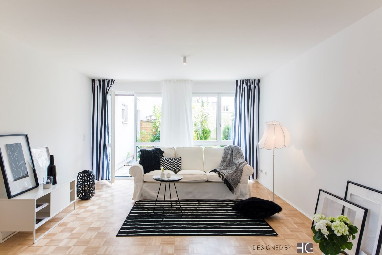 home staging Projekt - vorwiegend Schwarz/weiß Gestaltung - Eigentumswohnung, Münchner home staging AGENTUR GESCHKA Münchner home staging AGENTUR GESCHKA Вітальня