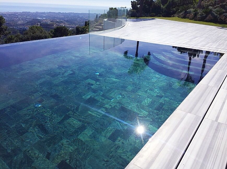 homify Piscines à débordement