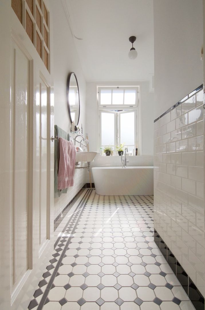 Renovatie woning Admiraal de Ruijterweg, studiopops studiopops Modern style bathrooms Tiles