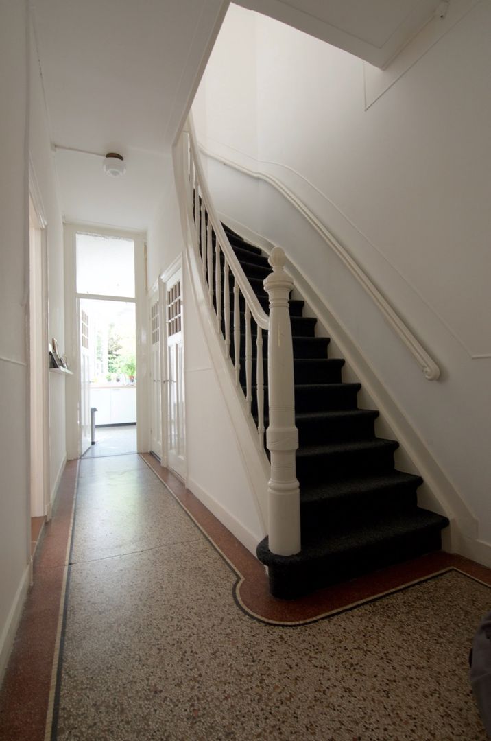Renovatie woning Admiraal de Ruijterweg, studiopops studiopops Classic corridor, hallway & stairs Stone