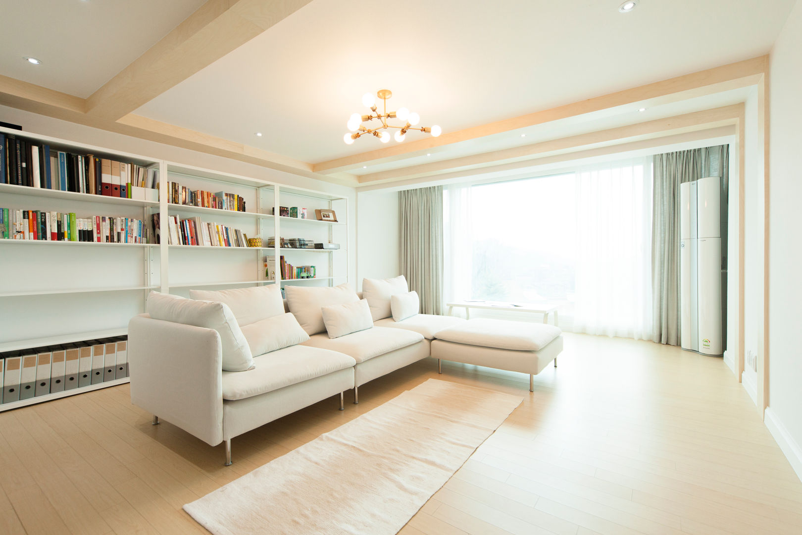 화이트 인테리어 White Interior, 골방디자인 골방디자인 Nowoczesny salon