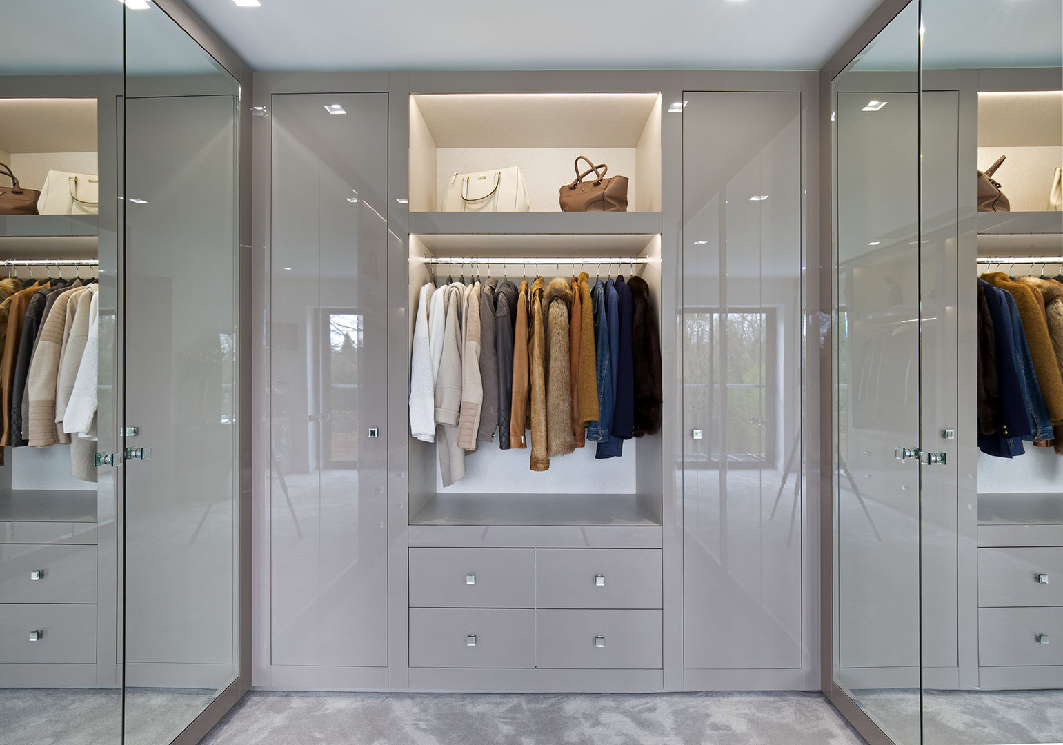 Mulberry, The Wood Works The Wood Works Modern style dressing rooms Glass
