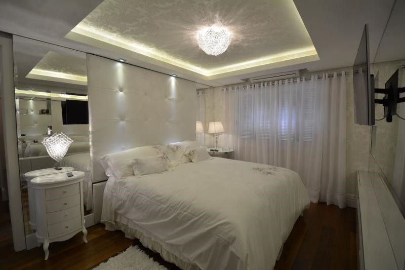 Suite Casal com cabeceira estofada marfim captonet na cama e laterais de espelhos facetados Tiede Arquitetos Quartos clássicos Cobre/Bronze/Latão