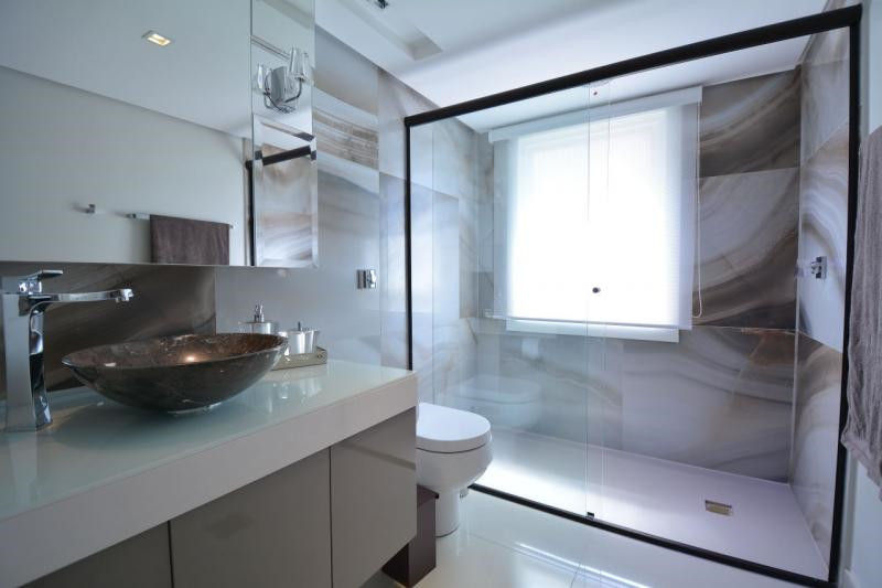 Banho Social com tampo laqueado e vidro pintado apoiado em cima - Muito estilo! Tiede Arquitetos Casas de banho modernas Cerâmica