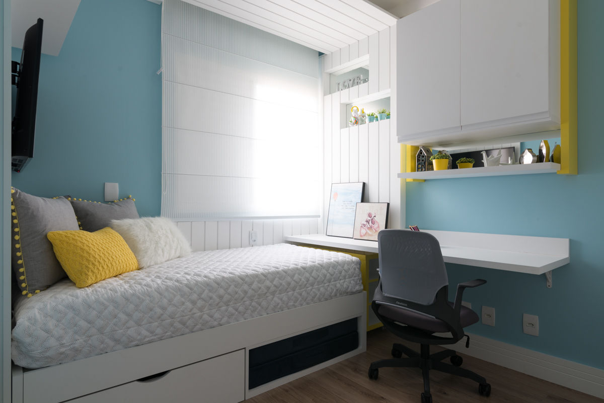 Quarto Menina com Espaço para Estudos Danyela Corrêa Arquitetura Quartos modernos quarto de menina,espaço estudos,painel lambri,nichos,cadeira,quarto azul,cortinas romana,quadros decorativos