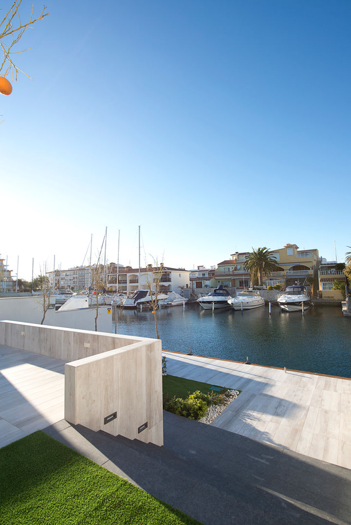 Proyecto integral de vivienda en el mar, HD Arquitectura d'interiors HD Arquitectura d'interiors Vườn phong cách tối giản