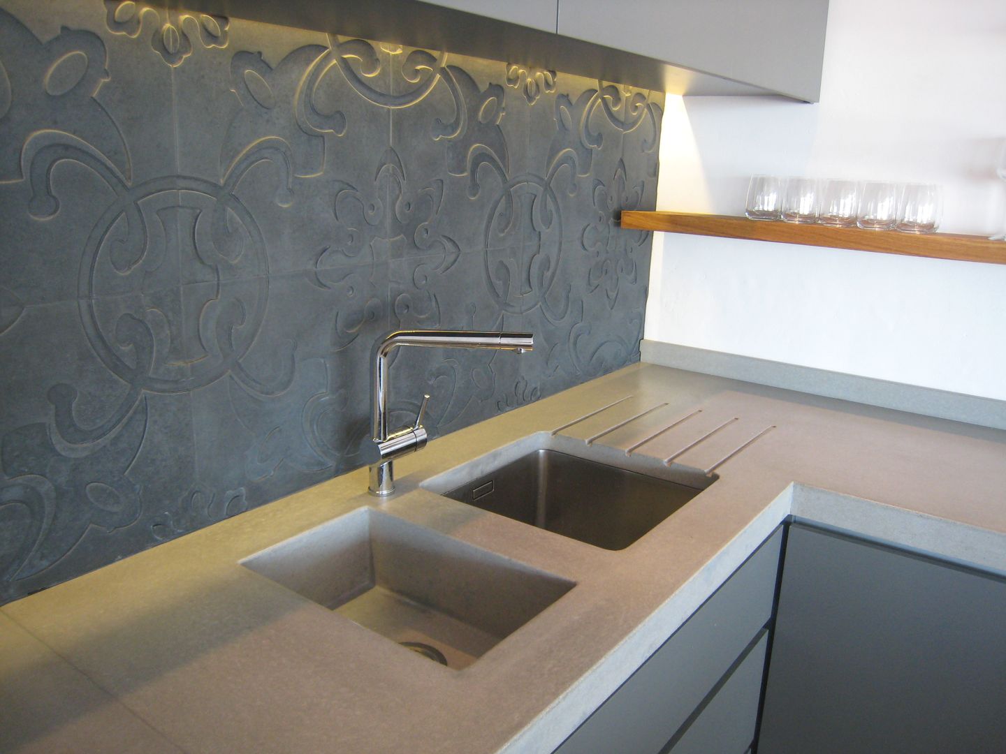 Combines stainless and integrated concrete sink Stoneform Concrete Studios Modern kitchen Concrete Kitchen sink,Concrete prep bowl,concrete counter,Draining grooves,concrete tops