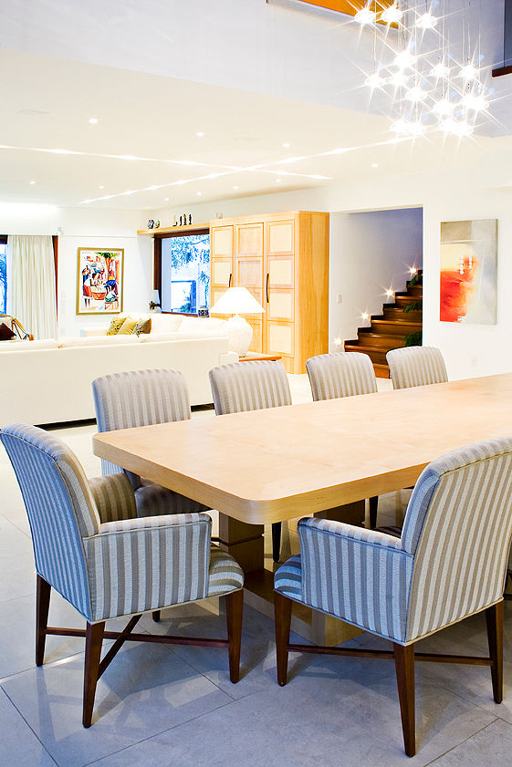 Mesa de Estar desenhada pela Arquiteta em Pau-marfim com borda de 12cm Tiede Arquitetos Salas de jantar modernas