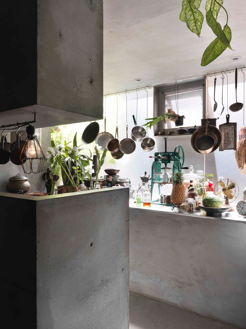 客廳與水泥的料理台轉而融為一個開放的花園廚房 本晴設計 Tropical style kitchen