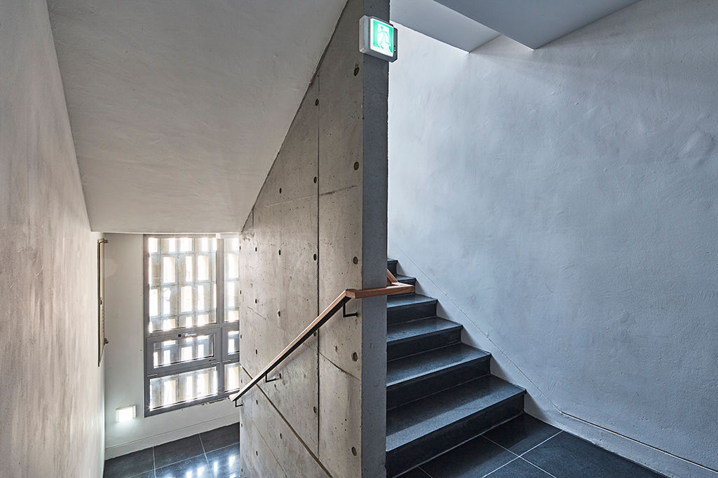 Yeorim 여림 주택, 건축사사무소 어코드 URCODE ARCHITECTURE 건축사사무소 어코드 URCODE ARCHITECTURE Modern corridor, hallway & stairs کنکریٹ