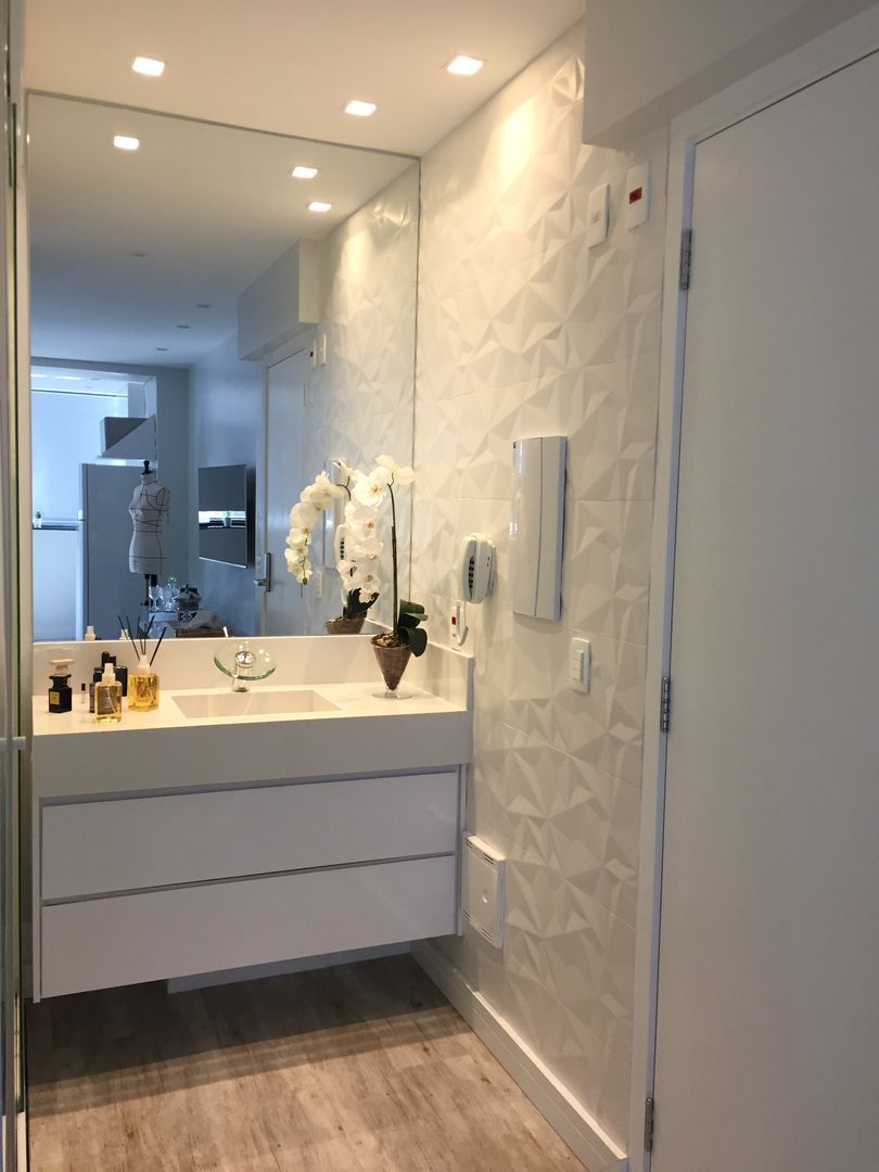 homify Minimalist bathroom