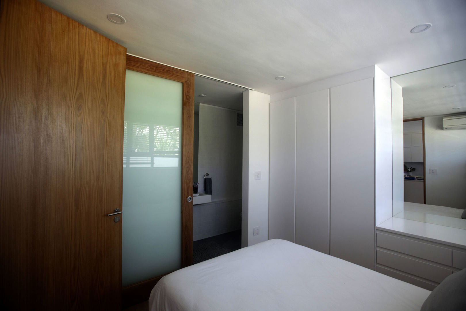 Mouille Point Apartment, Kunst Architecture & Interiors Kunst Architecture & Interiors Modern Bedroom