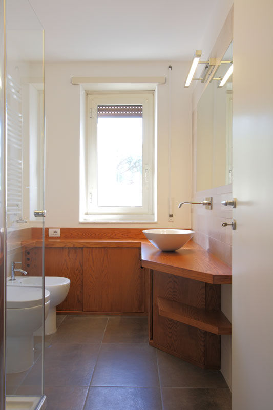 Bagno Daniele Arcomano Bagno moderno Legno Effetto legno bagno,specchio bagno,lavabo Lupi,mobile su disegno,custom furniture,bathroom,bagni