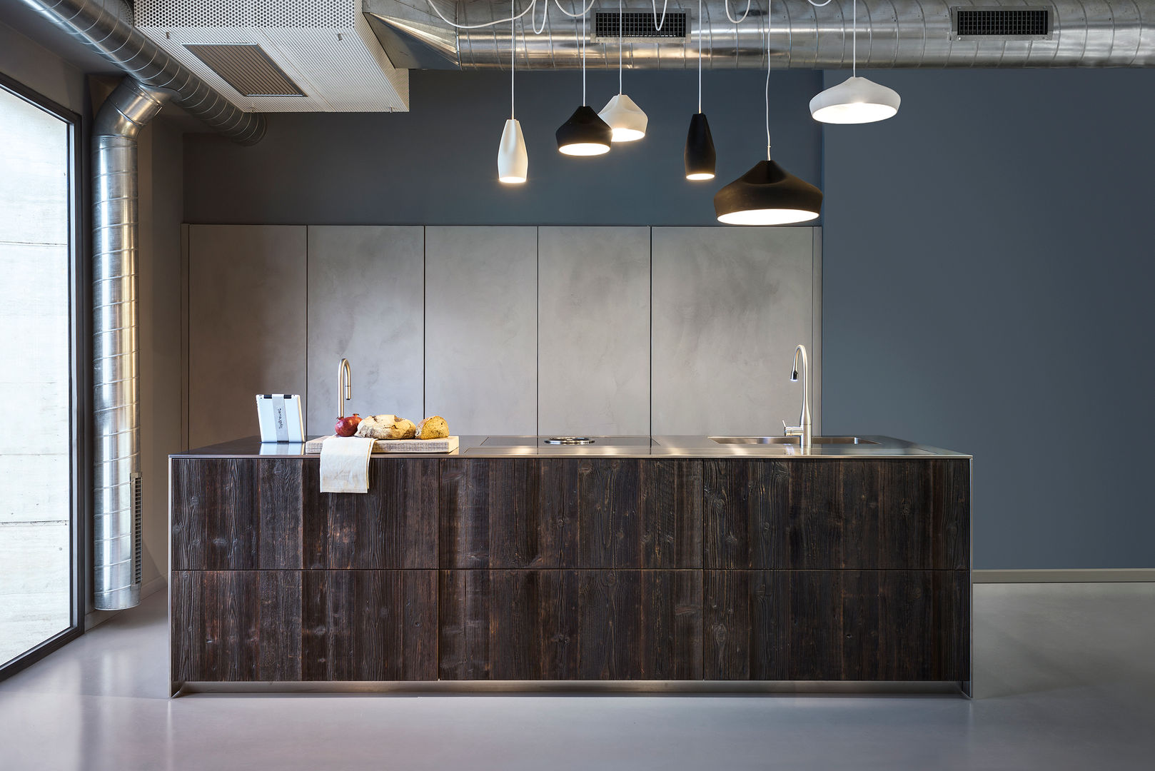 20161102 – KITCHEN WITH ISLAND WITH STEEL AND BLACK PINE WOOD, TM Italia TM Italia Modern kitchen