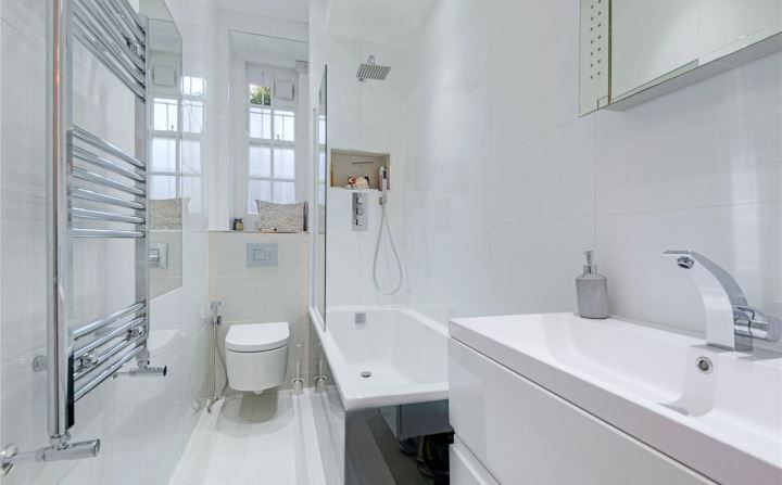 Bathroom Patience Designs Studio Ltd Phòng tắm phong cách hiện đại bath,shower,toilet,mirror,radiator,sink,window